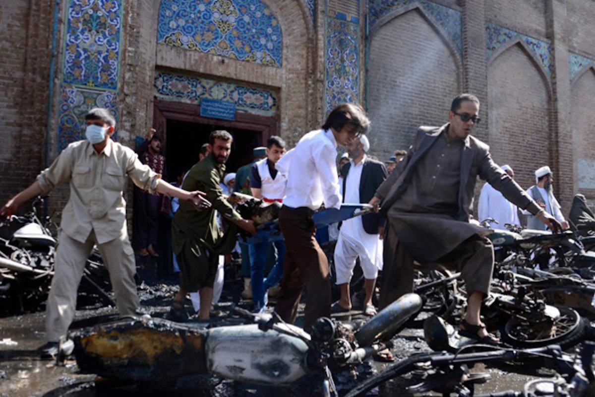 Теракт в мечети унес жизни около 60 человек 