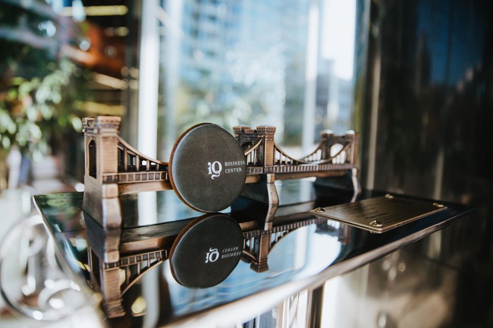 Ряды маленьких произведений искусства пополнило еще одно — бронзовый Николаевский цепной мост