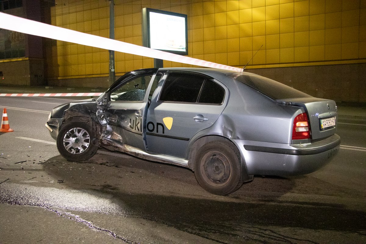 Обе машины имели наклейки службы такси Uklon Обе машины имели наклейки службы такси Uklon