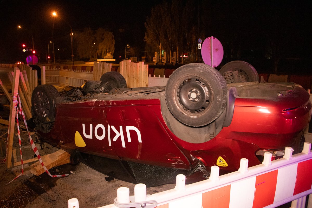 В ночь на 19 октября в Киеве на проспекте Победы произошло ДТП