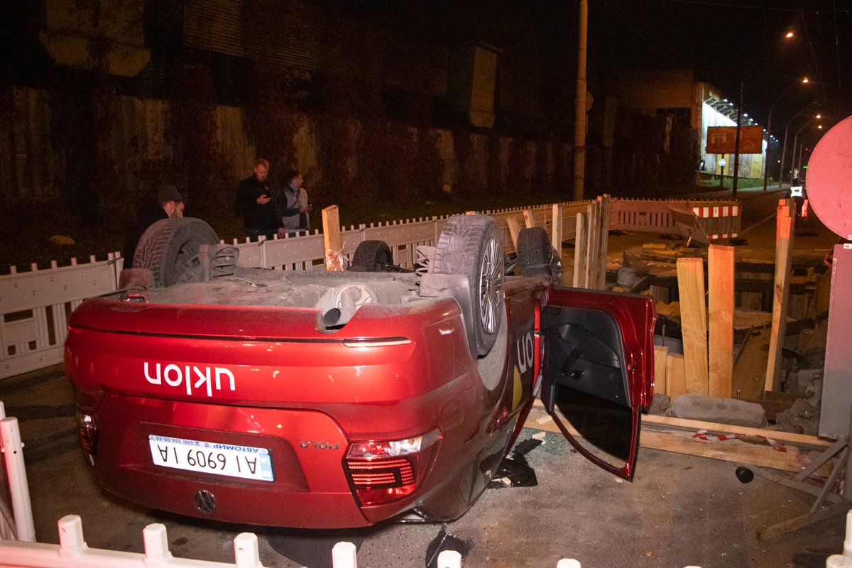 Автомобиль Volkswagen Polo службы такси Uklon перевернулся