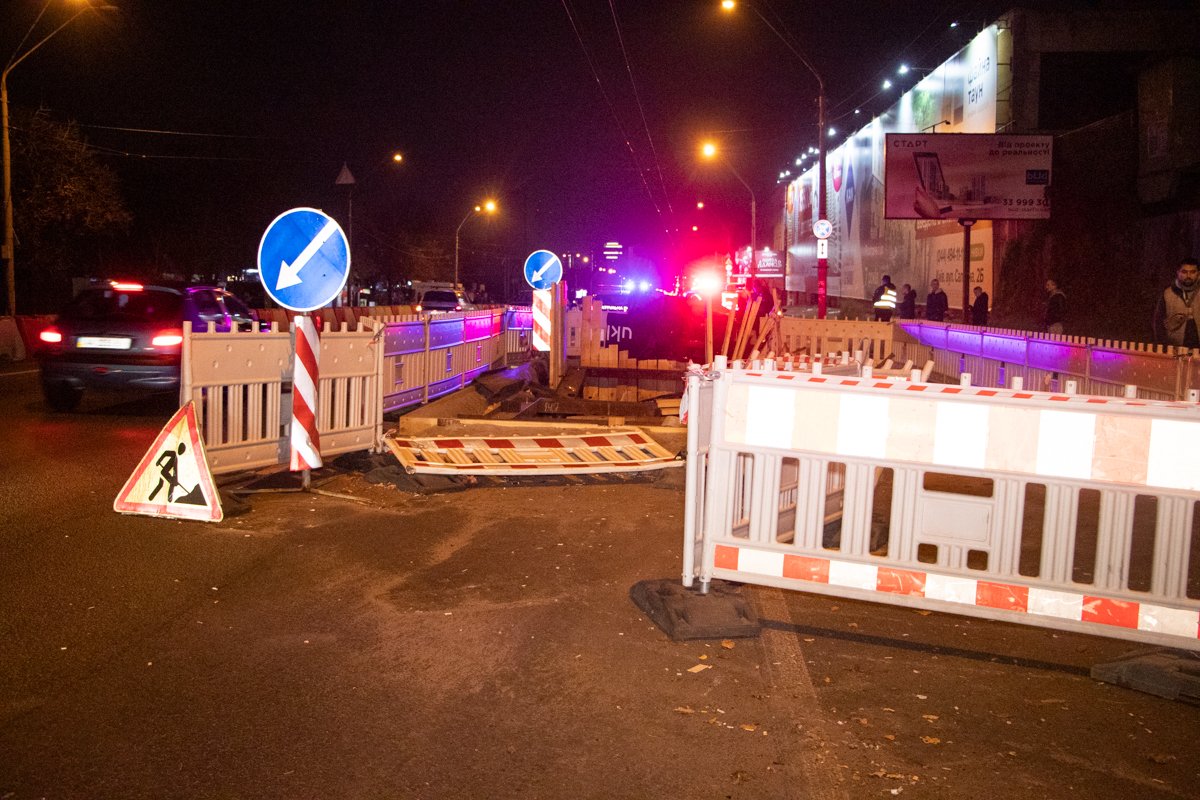 Водитель влетел в раскопанную яму