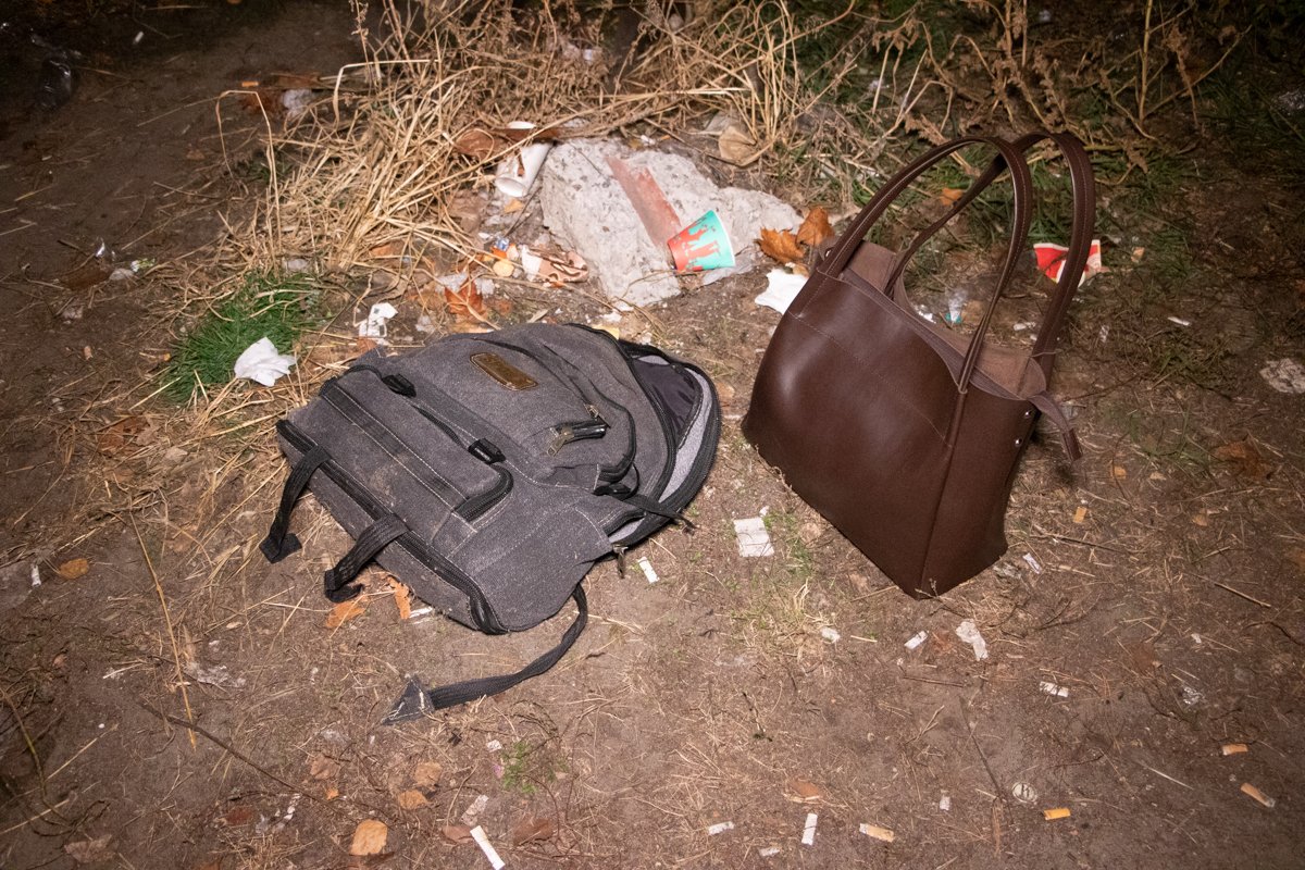 Он пытался убежать с женской сумочкой, которую вырвал у прохожей Он пытался убежать с женской сумочкой, которую вырвал у прохожей