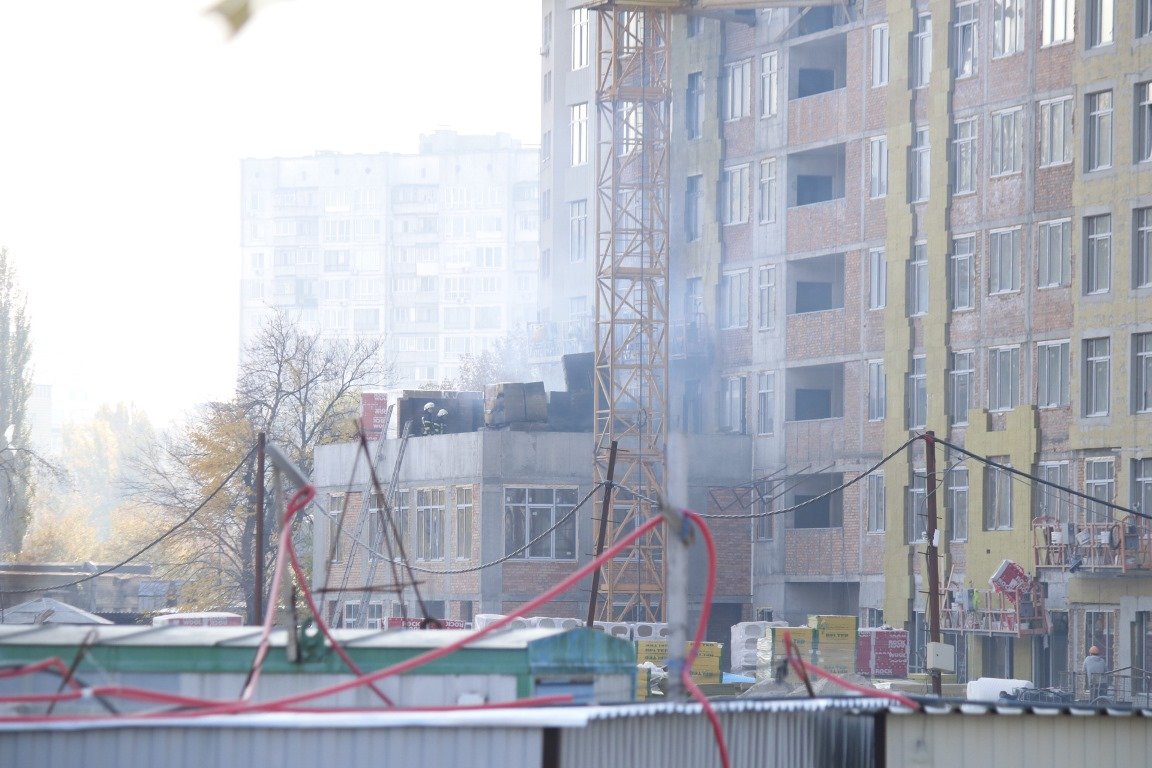 В Киеве на Левоберной загорелся недостроенный дом