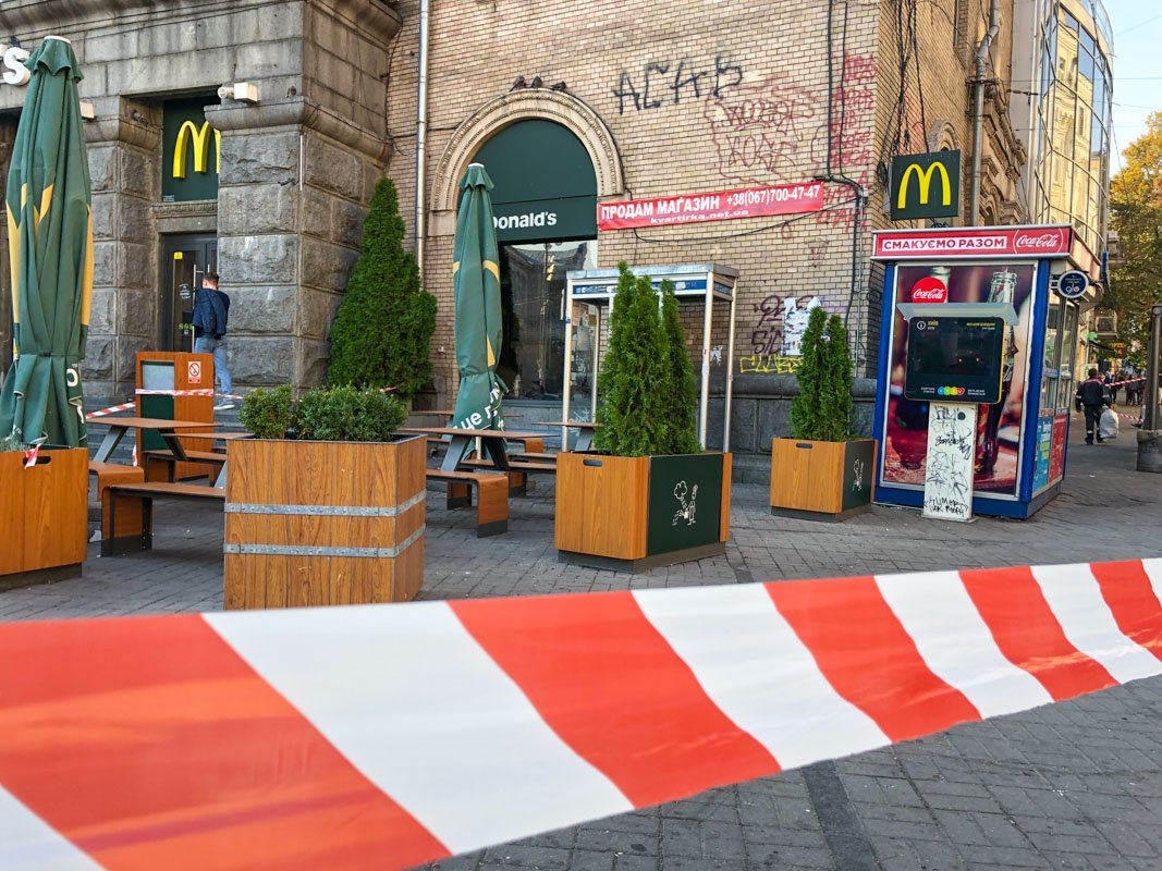 Для безопасности жителей место оградили лентами, а остановку перенесли на 50 метров Для безопасности жителей место оградили лентами, а остановку перенесли на 50 метров