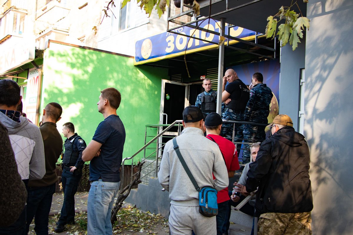 В результате первый ударил второго по лицу