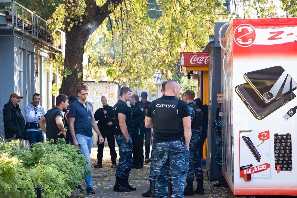 Мужчины сцепились друг с другом около 11:00