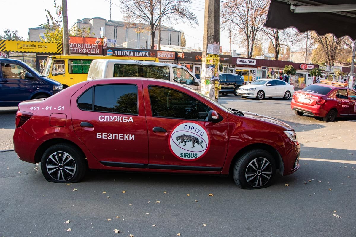 Позже на место прибыли как представители союза ветеранов, так и коллеги парня, который нанес удар
