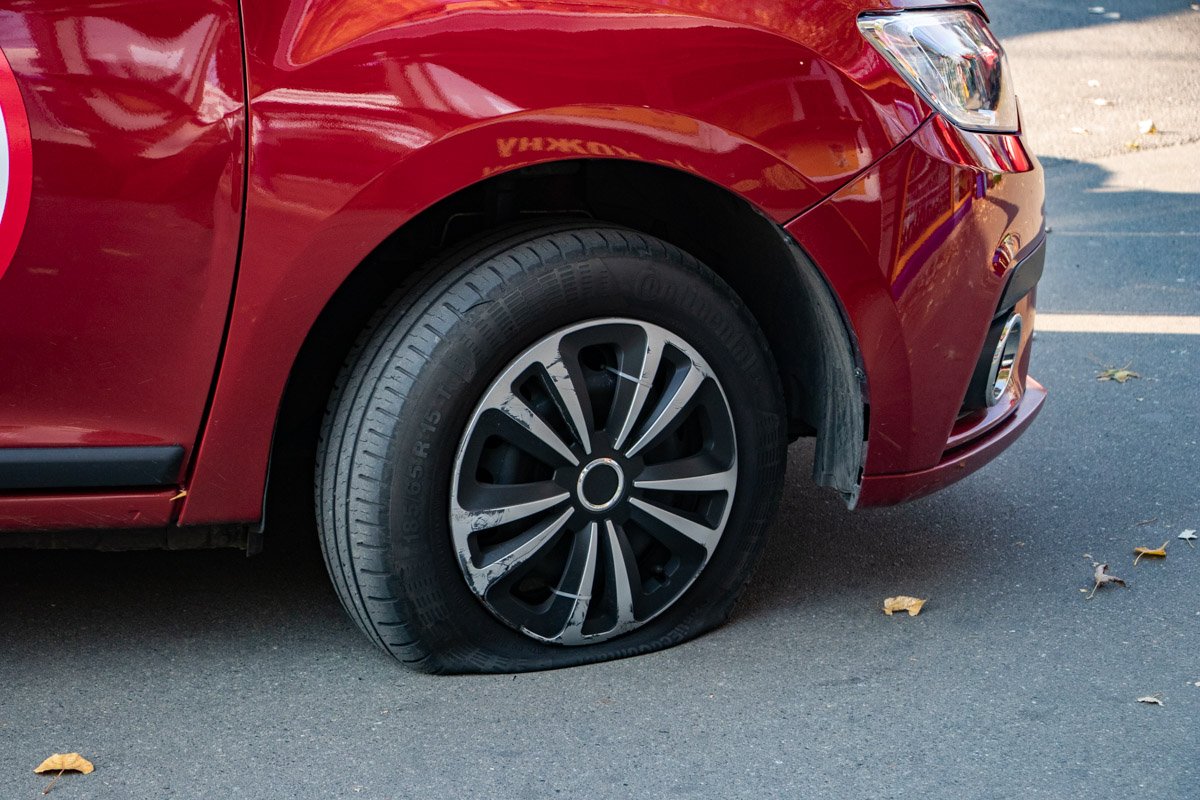 Военные прокололи шины машине службы охраны, чтобы ее представители не уехали