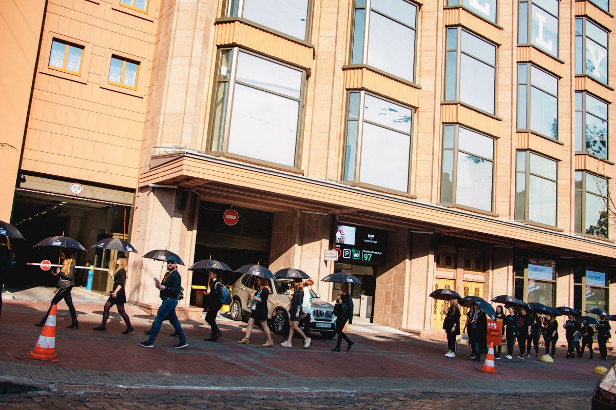 В субботу, 19 октября, в Киеве на Майдане Независимости собрались около сотни активистов в черной одежде и с зонтами