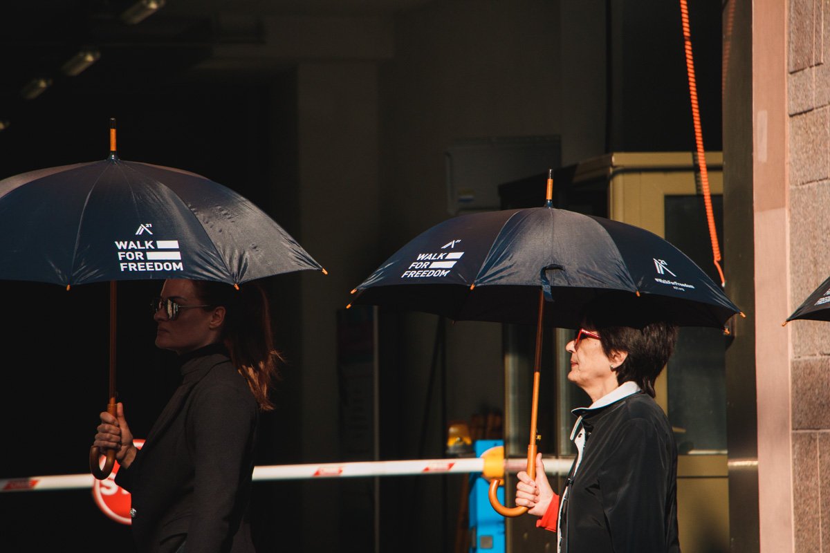 Все активисты были одеты в черное и шли с открытыми черными зонтами с надписью Walk for Freedom