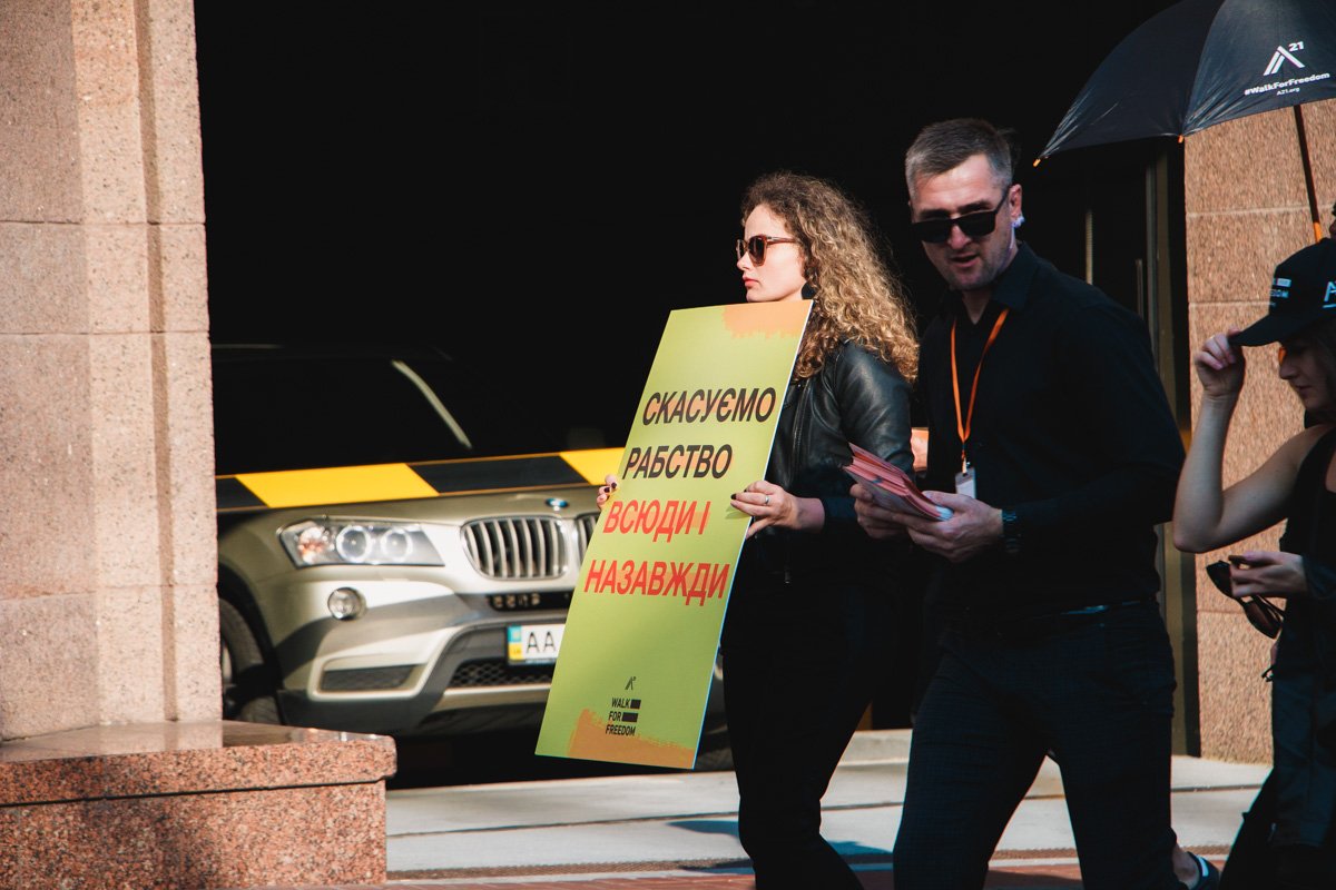 Также у них были плакаты "Отменим рабство везде и навсегда", "Рабство до сих пор существует" и другие