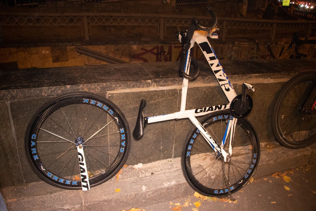 Пострадавшего с травмой ноги увезла карета скорой помощи Пострадавшего с травмой ноги увезла карета скорой помощи