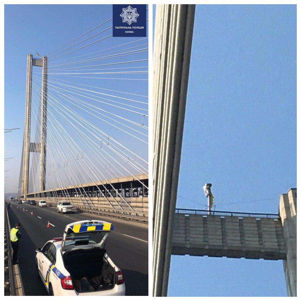 В столице на Московский мост залезли три человека