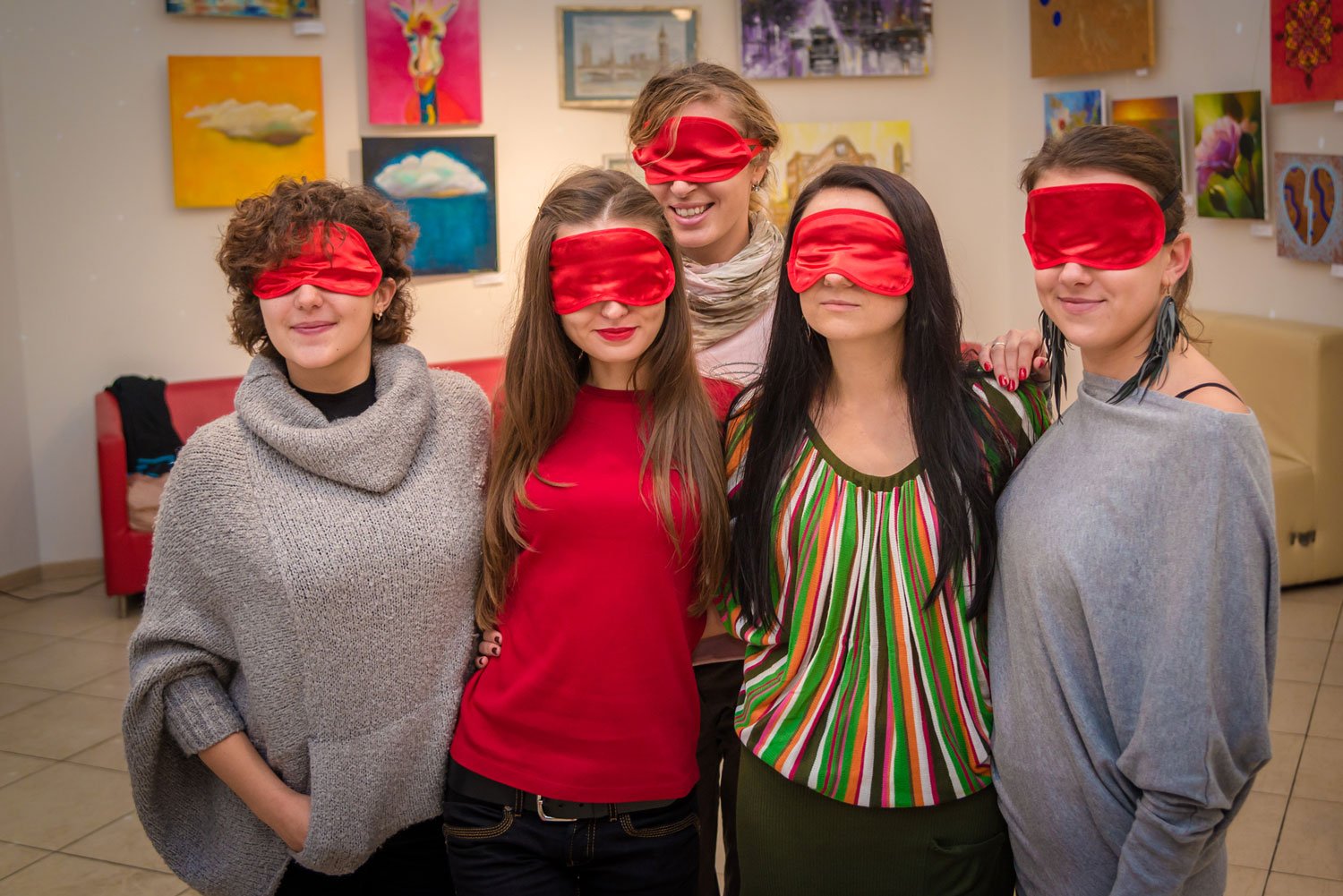 Три с половиной часа участники находятся с закрытыми глазами, доверяя только своим ощущениям