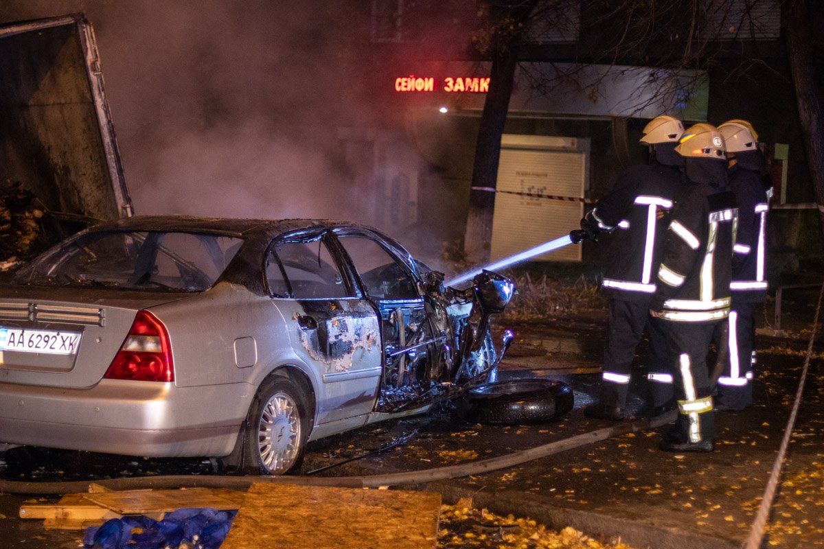 В центре Киева девушка на Cherry пыталась скрыться от полиции и врезалась в грузовик