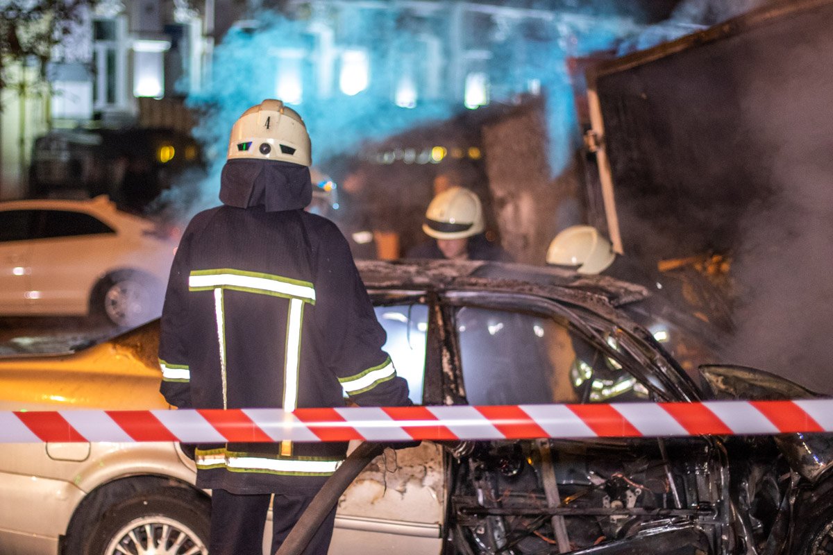 В результате машина загорелась, а огонь перекинулся на грузовик