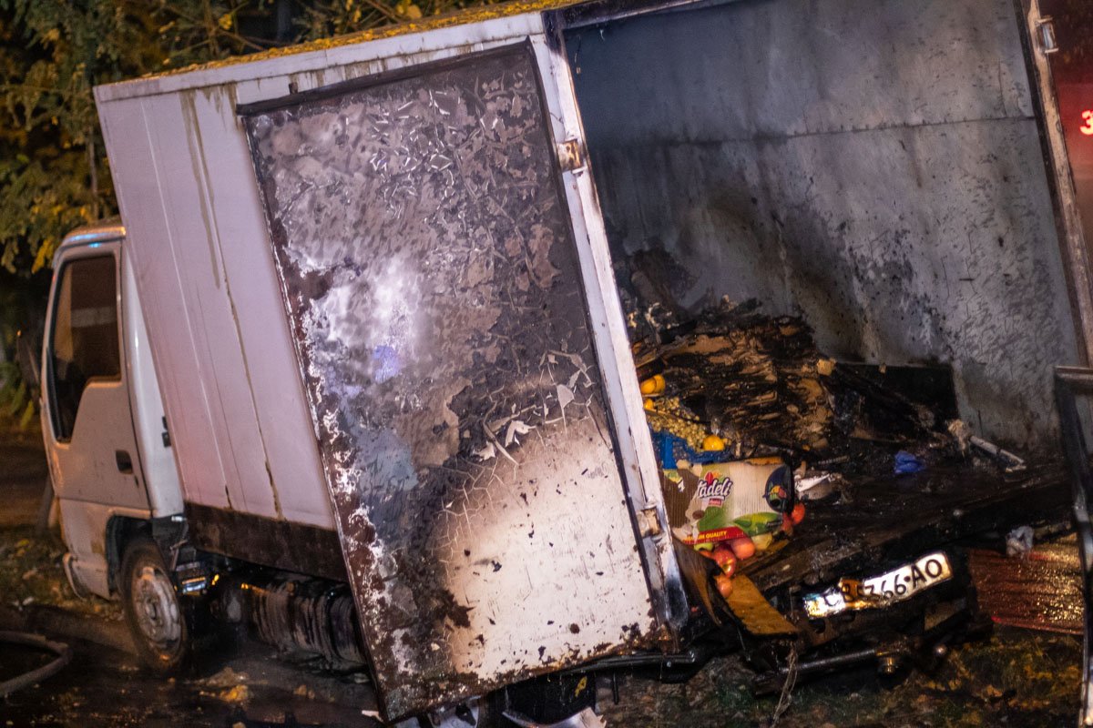 У грузовика серьезно пострадал кузов и груз