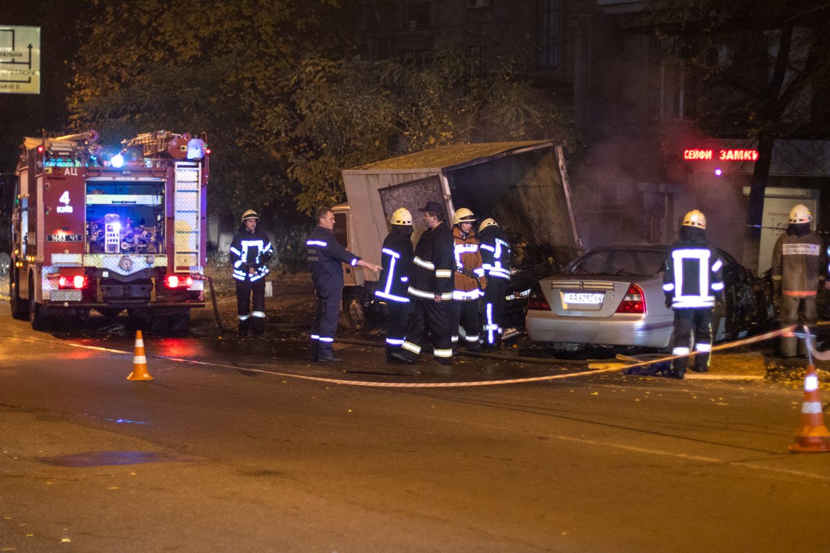 На месте работали четыре экипажа полиции, две пожарные машины и карета скорой помощи