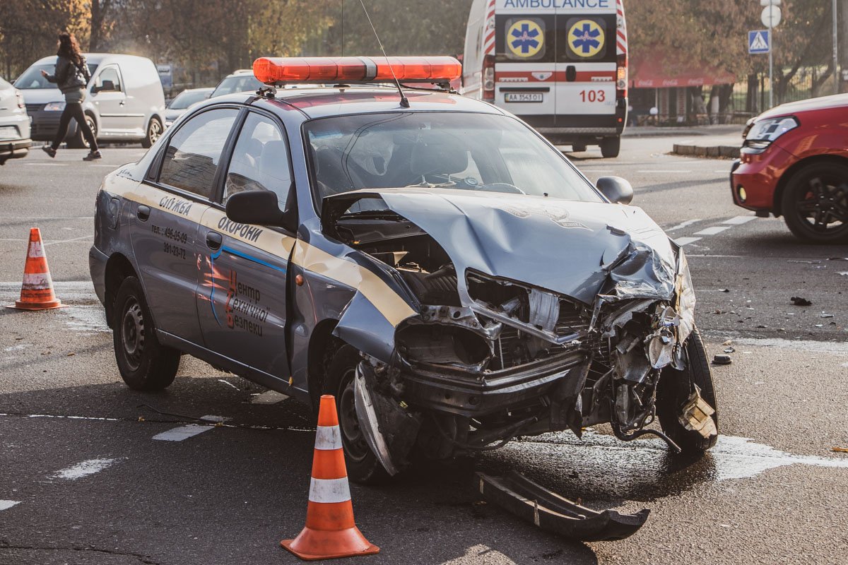 В воскресенье, 20 октября, в Киеве рядом со станцией метро "Голосеевская" произошла авария с участием двух автомобилей.