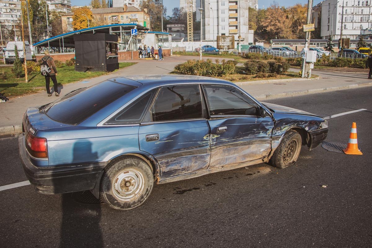 Mazda 626 двигалась по Голосеевскому проспекту и проехала на запрещающий свет светофора