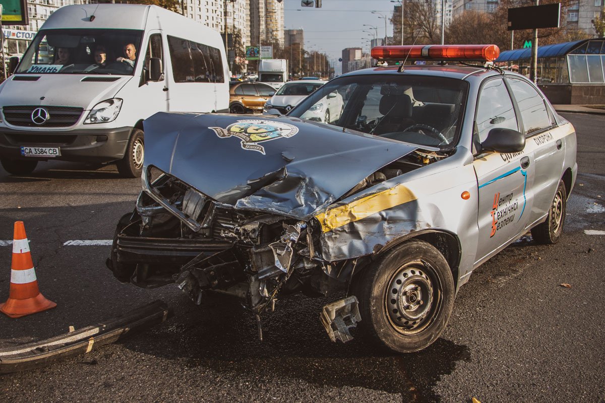 В этот момент автомобиль службы охраны Daewoo Lanos ехал с улицы Васильковской на Голосеевскую