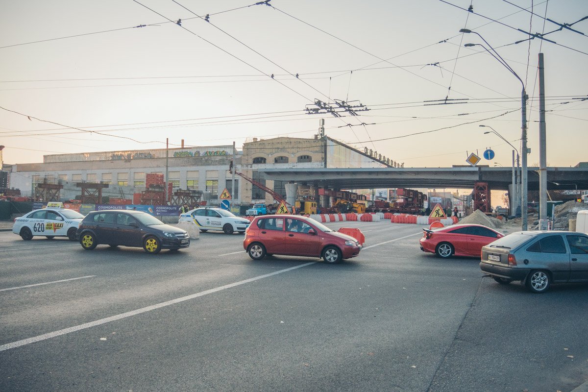 В воскресенье, 20 октября, над проспектом Победы установили прогон Шулявского моста В воскресенье, 20 октября, над проспектом Победы установили прогон Шулявского моста