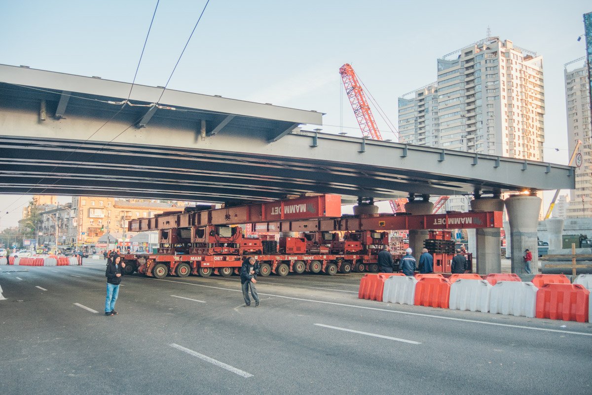 При применении старых технологий пришлось бы перекрывать движение по проспекту минимум на неделю При применении старых технологий пришлось бы перекрывать движение по проспекту минимум на неделю