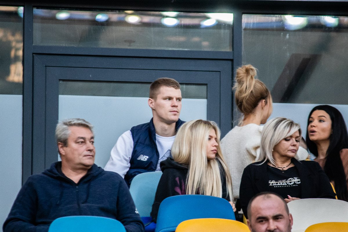 Травмированный защитник киевлян Никита Бурда посещает каждый домашний матч клуба, несмотря на гипс