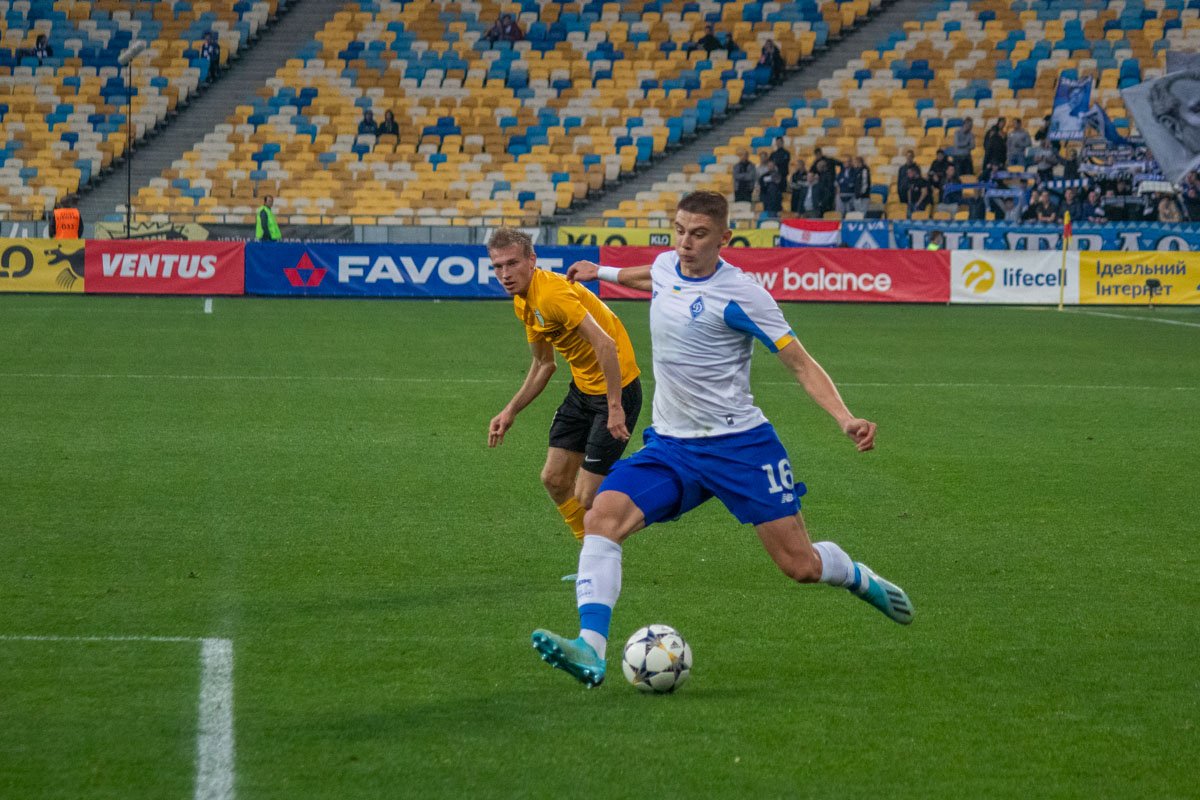 Виталий Миколенко бороздил всю левую бровку, не давая соперникам передохнуть...