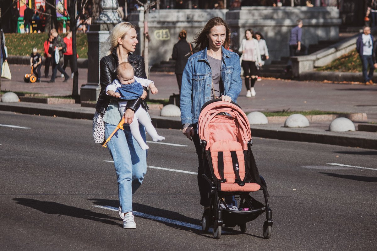 Удивительная погода - одни в шапках, другие - в ползунках!
