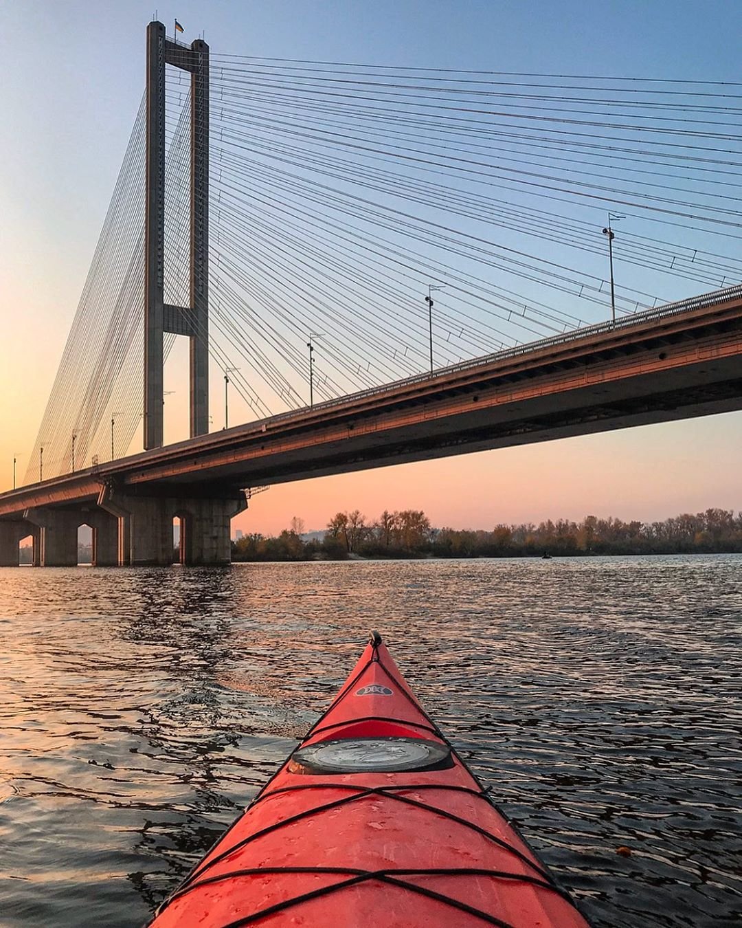 Пока в столицу вернулось лето, многие пользуются возможностью оторваться. @levsuchalkin вот решил сплавиться по Днепру на каяке Пока в столицу вернулось лето, многие пользуются возможностью оторваться. @levsuchalkin вот решил сплавиться по Днепру на каяке