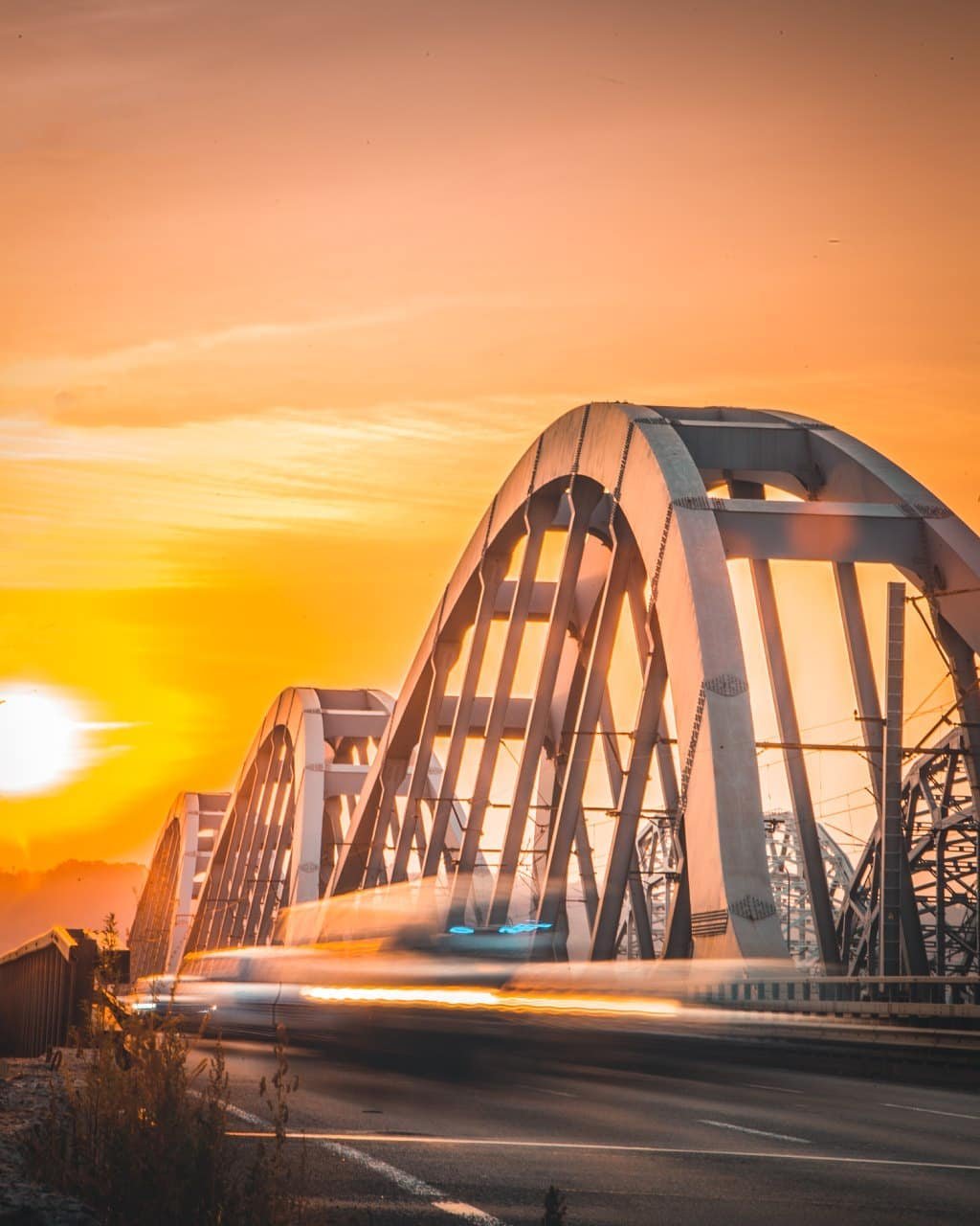 Смена дня и ночи осенью может подарить вот такие - даже не фотографии, а настоящие картины с текстурными изгибами Дарницкого моста. Автор картины - @kv4dromax Смена дня и ночи осенью может подарить вот такие - даже не фотографии, а настоящие картины с текстурными изгибами Дарницкого моста. Автор картины - @kv4dromax