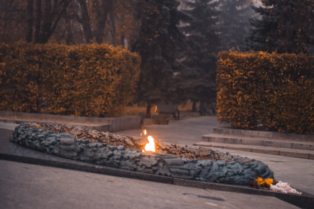 И пусть огонь в наших сердцах поможет согреться в холода 