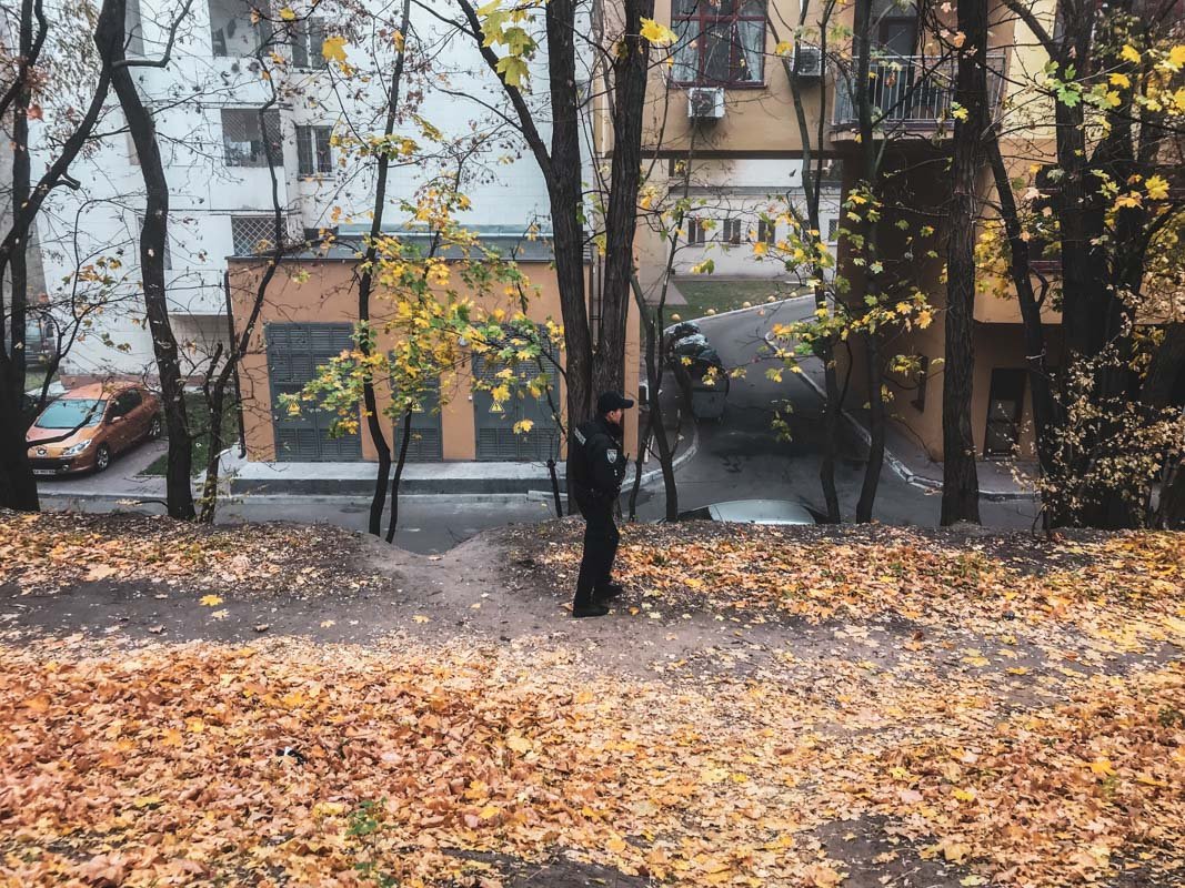 21 октября в Киеве по адресу улица Евгения Коновальца, 36а прохожий нашел труп молодого парня