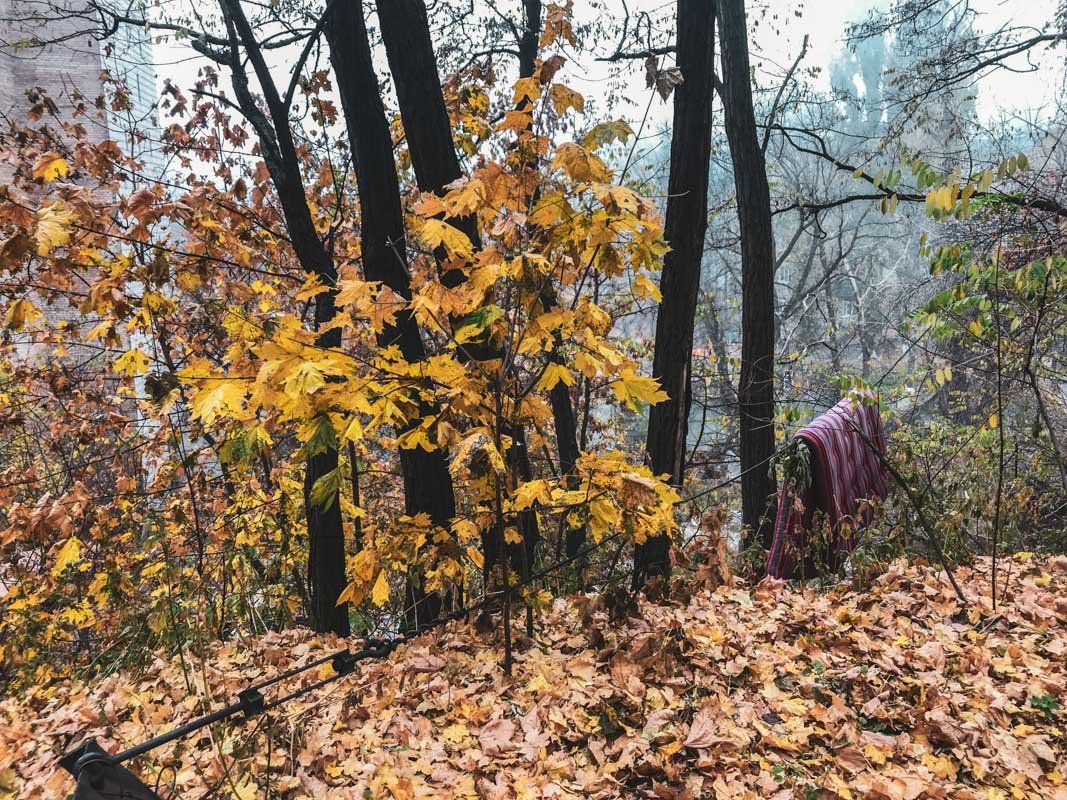 Тело находится на обрыве, на шее петля, а второй конец был привязан к дереву