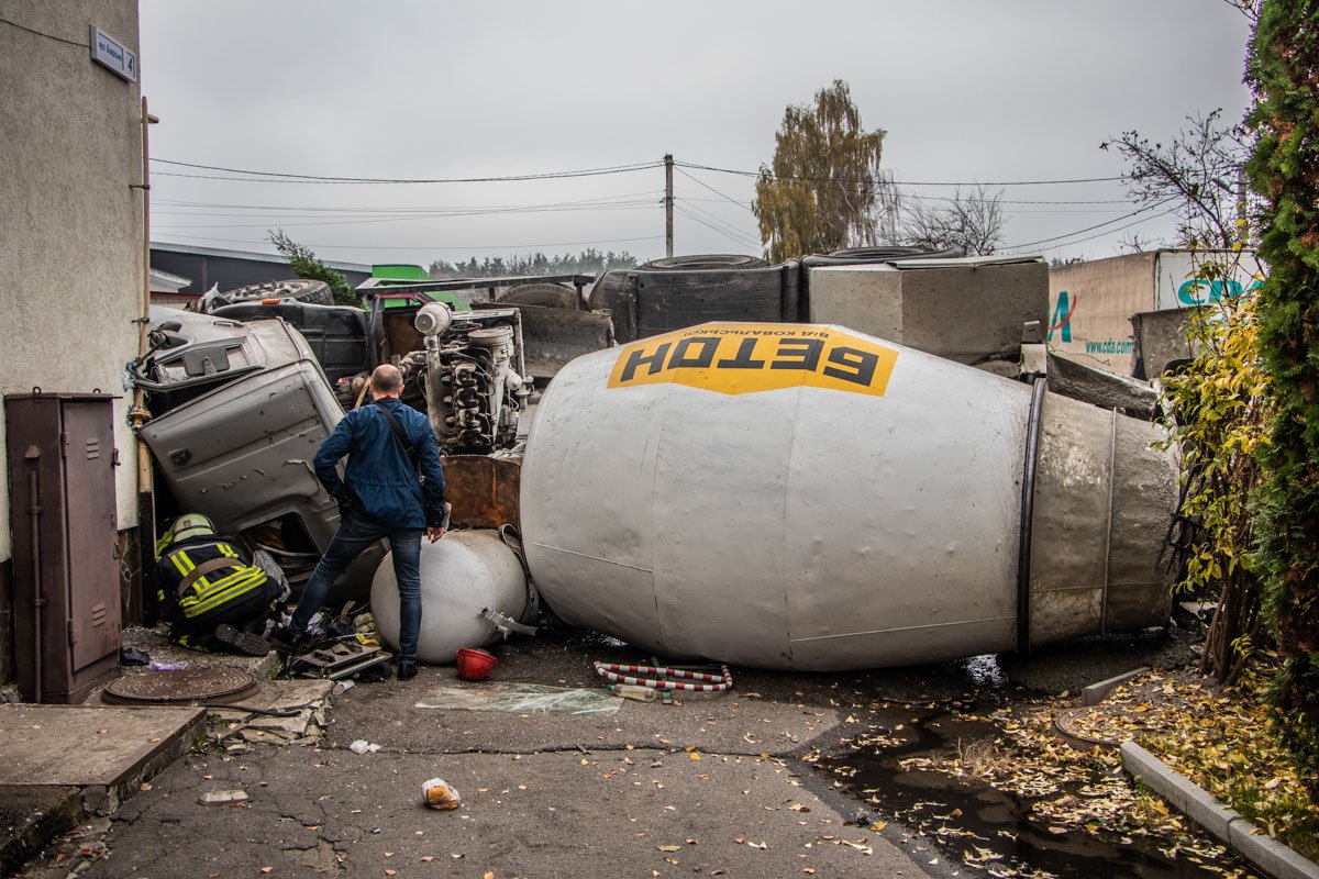 Под Киевом в селе Вита-Почтовая столкнулись автомобили Great Wall Hover и бетономешалка КамАЗ Под Киевом в селе Вита-Почтовая столкнулись автомобили Great Wall Hover и бетономешалка КамАЗ