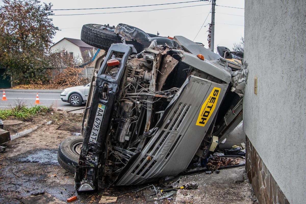В результате аварии пострадал водитель грузовика В результате аварии пострадал водитель грузовика