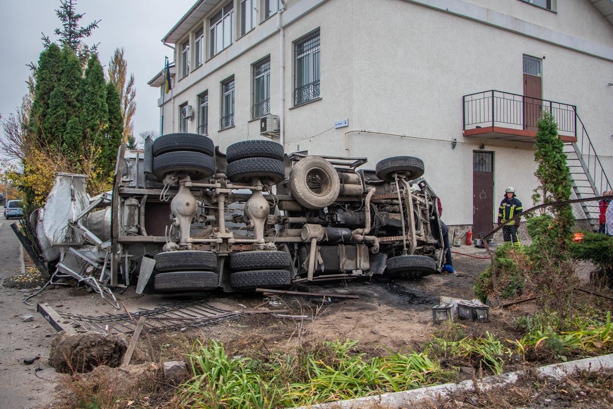 Бетономешалка опрокинулась на бок и врезалась в стену сельсовета Виты-Почтовой Бетономешалка опрокинулась на бок и врезалась в стену сельсовета Виты-Почтовой