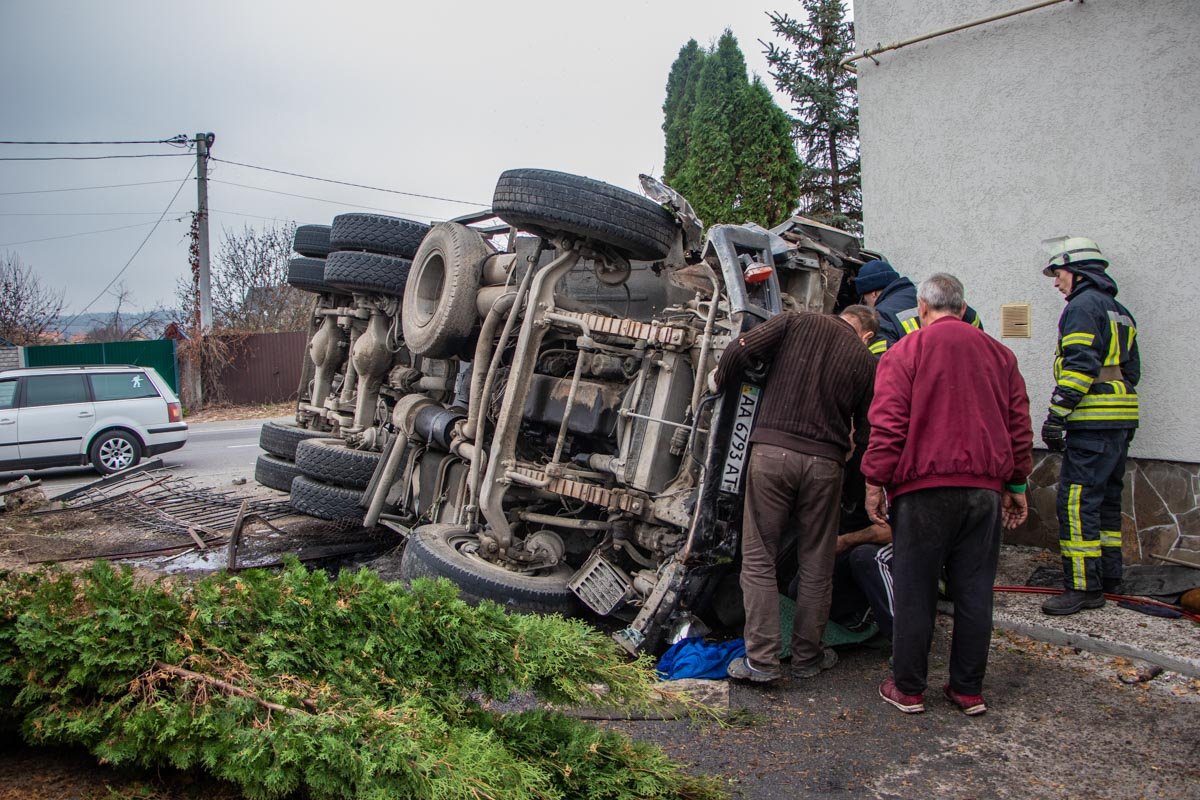 Водителя грузовика зажало в кабине и его вырезали спасатели Водителя грузовика зажало в кабине и его вырезали спасатели