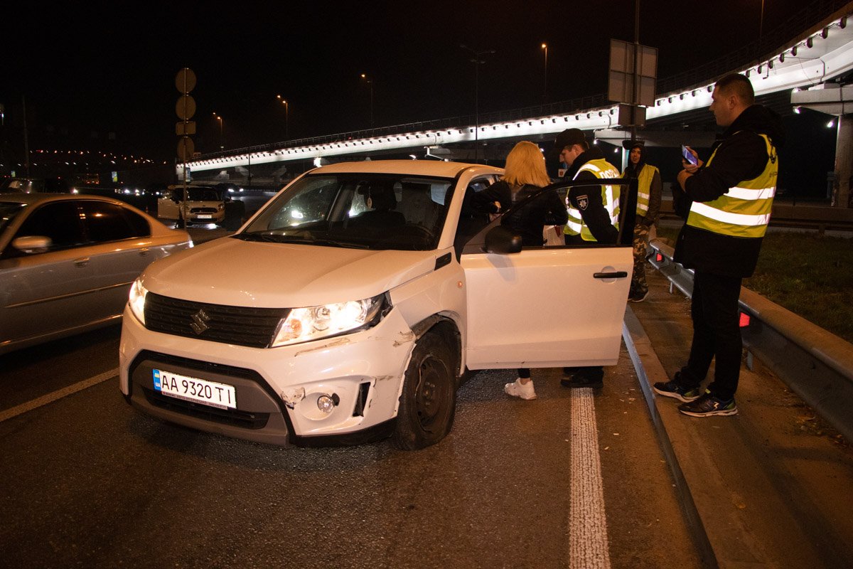 Девушка-водитель Suzuki с явными признаками алкогольного опьянения влетела в отбойник