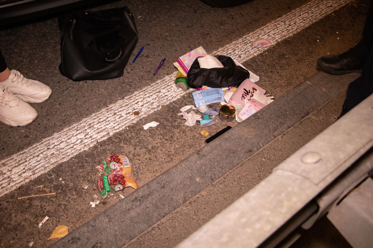 Девушка устроила копам скандал и, по их словам, распивала спиртное у них на глазах.