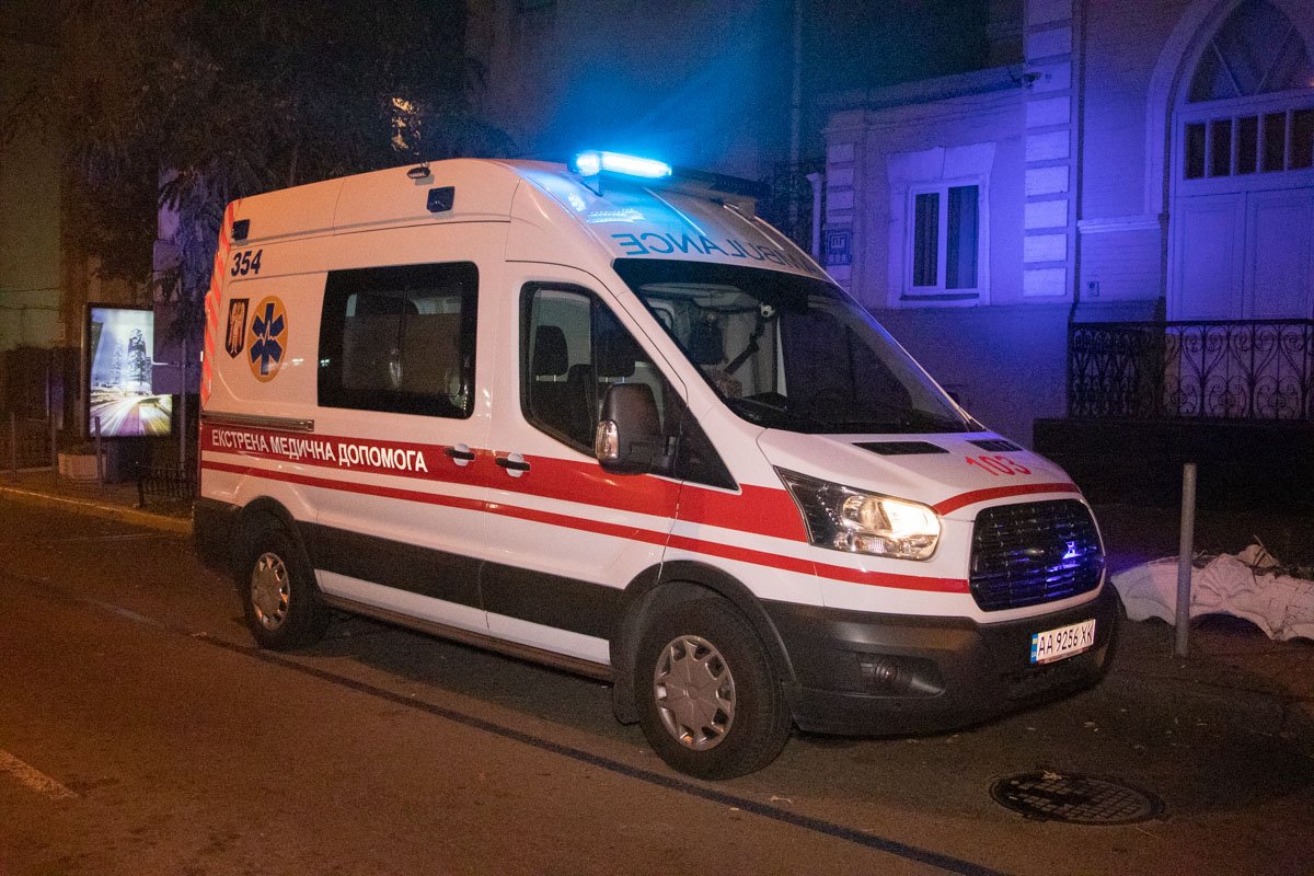 Также пострадала девушка, которая в этот момент проходила рядом