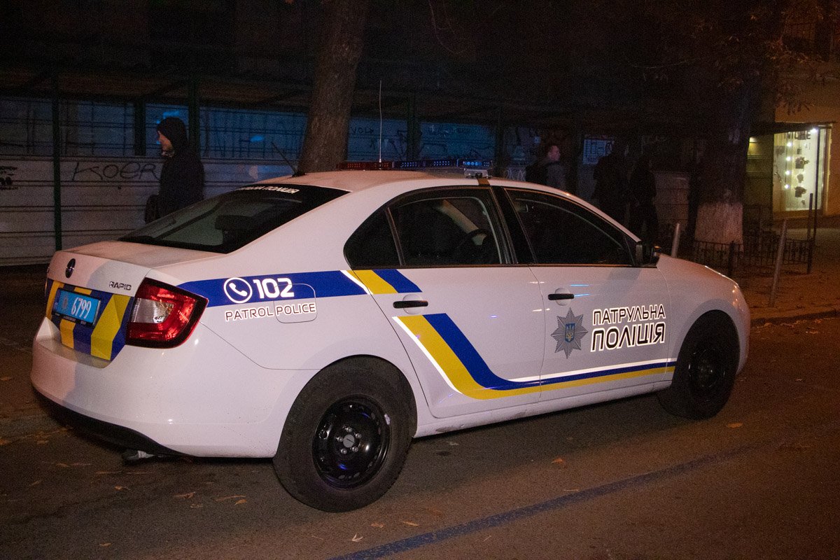 На месте работала патрульная полиция, "скорые", кинологи, взрывотехническая служба и следственно-оперативная группа