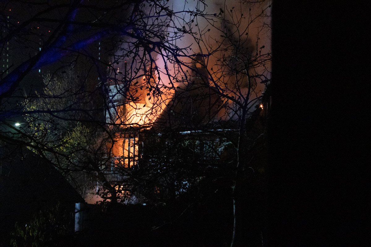 Огонь распространился на второй и третий этаж здания, а также чердак Огонь распространился на второй и третий этаж здания, а также чердак