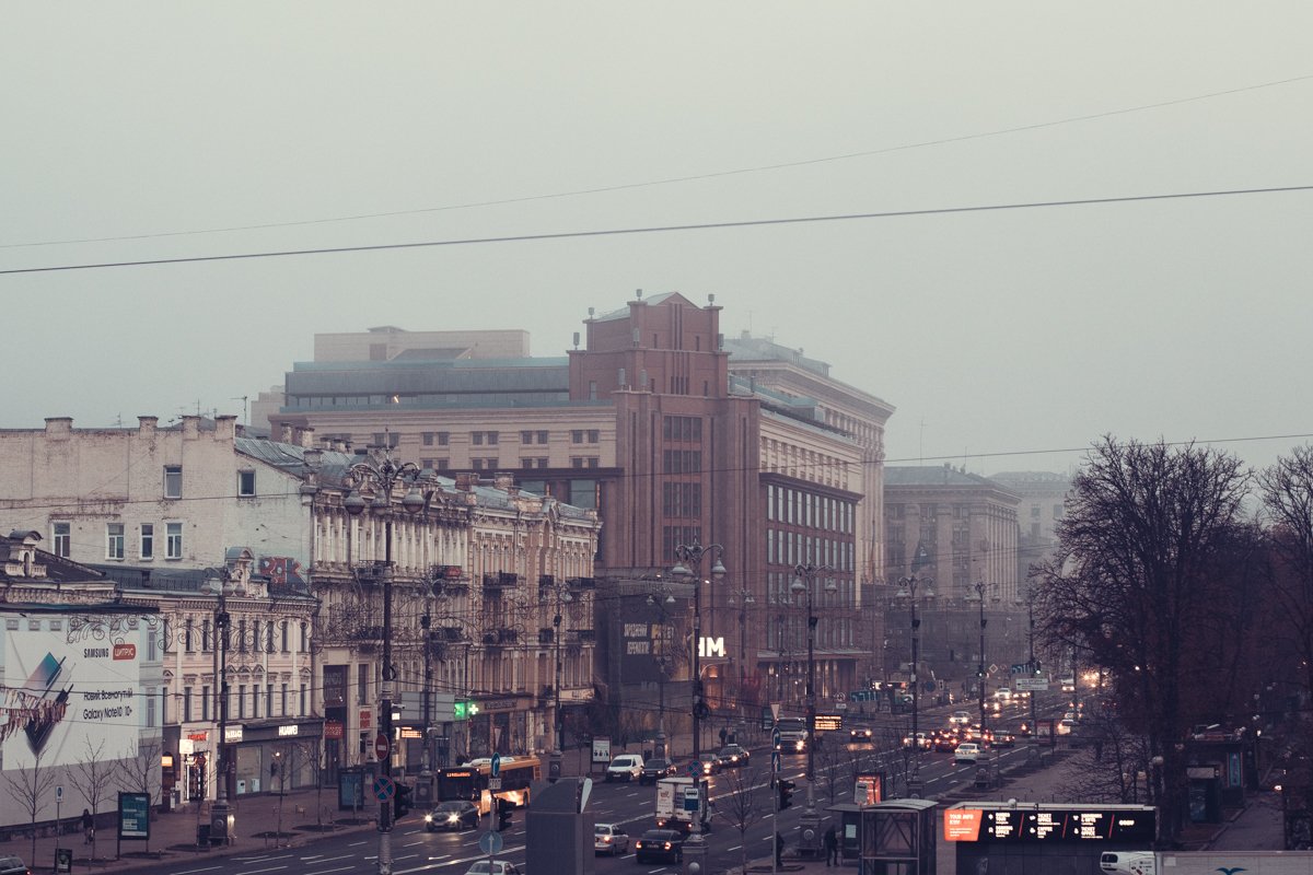 Последние дни туман в Киеве настолько густой, что жителей столицы он уже начинает пугать Последние дни туман в Киеве настолько густой, что жителей столицы он уже начинает пугать