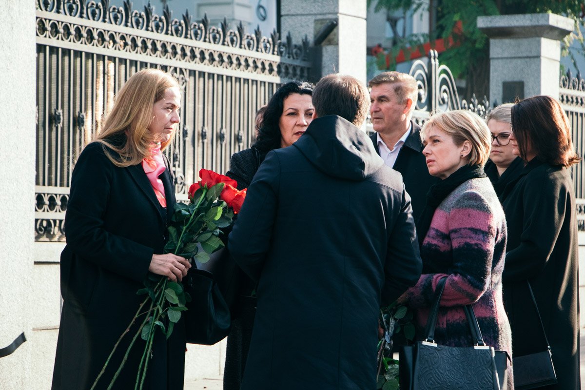 Среди них были друзья и родные Тараса, бывшие министры, нардепы и другие коллеги Кутового