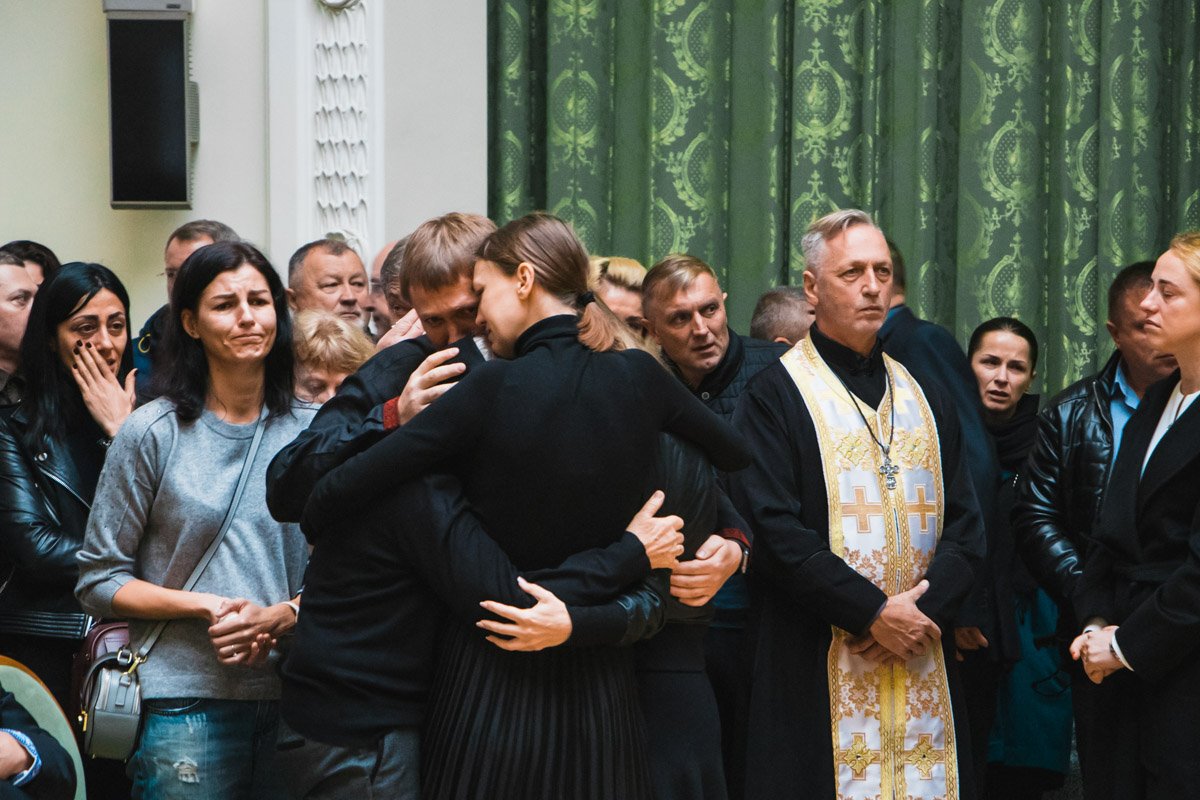 Первыми в помещение зашли родные погибшего