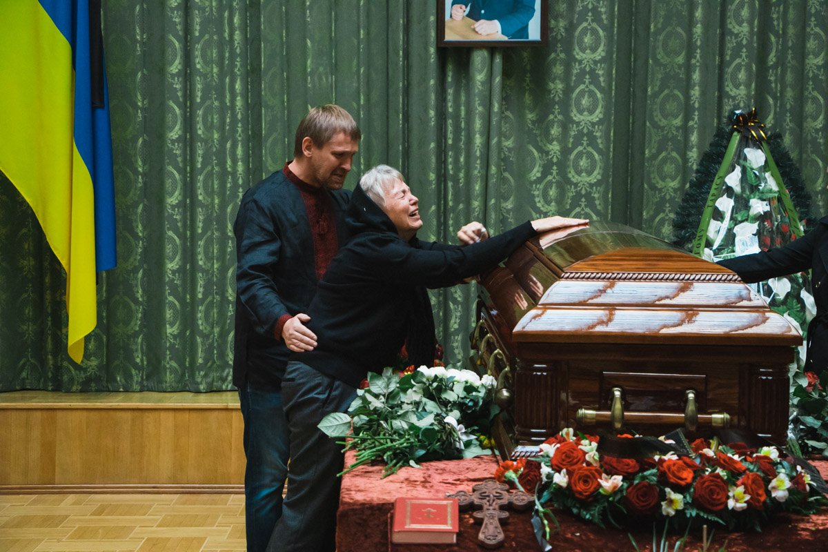 Его мать и дочь все еще находились в шоковом состоянии, плакали, мама не отходила от гроба и кричала