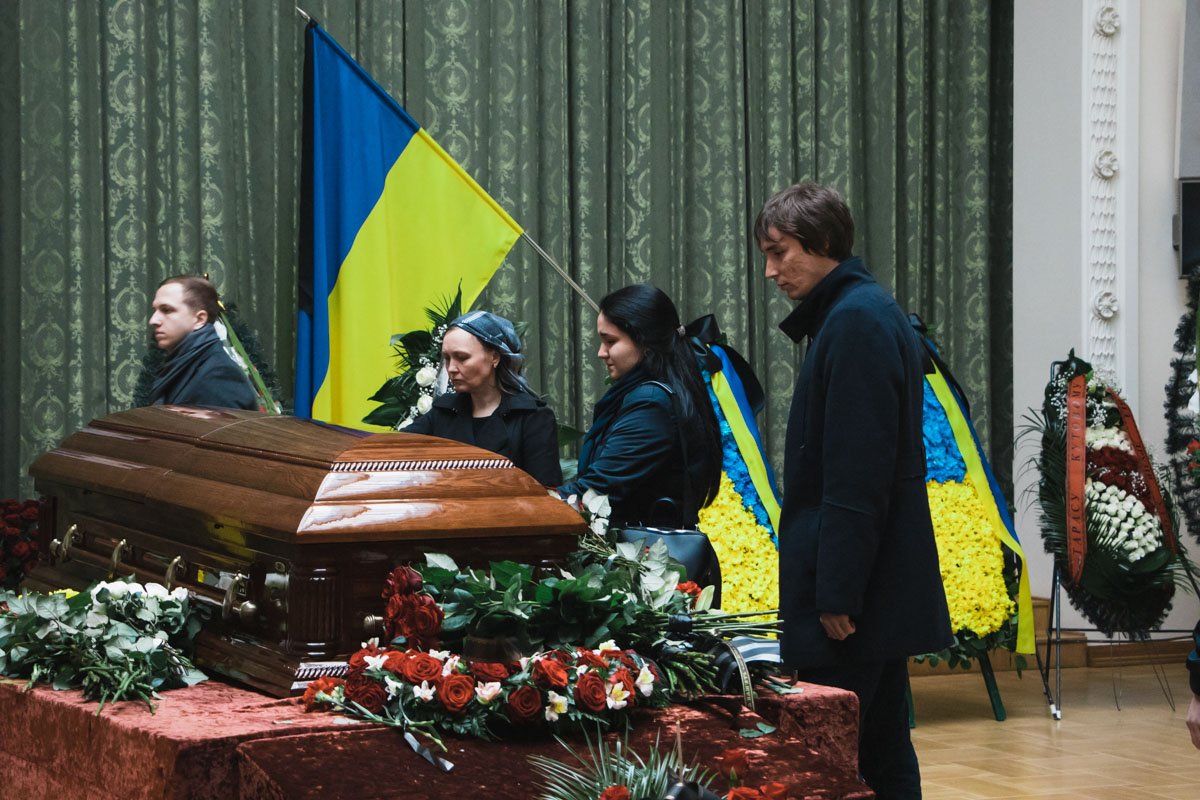 Слезы на глазах были как у женщин, так и у мужчин